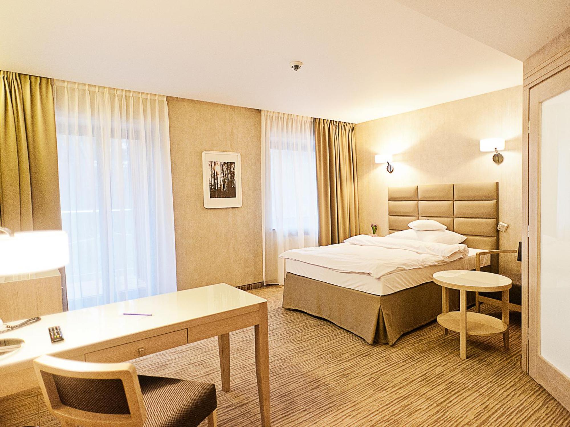 Columna Medica Hotel Lask Ruang foto