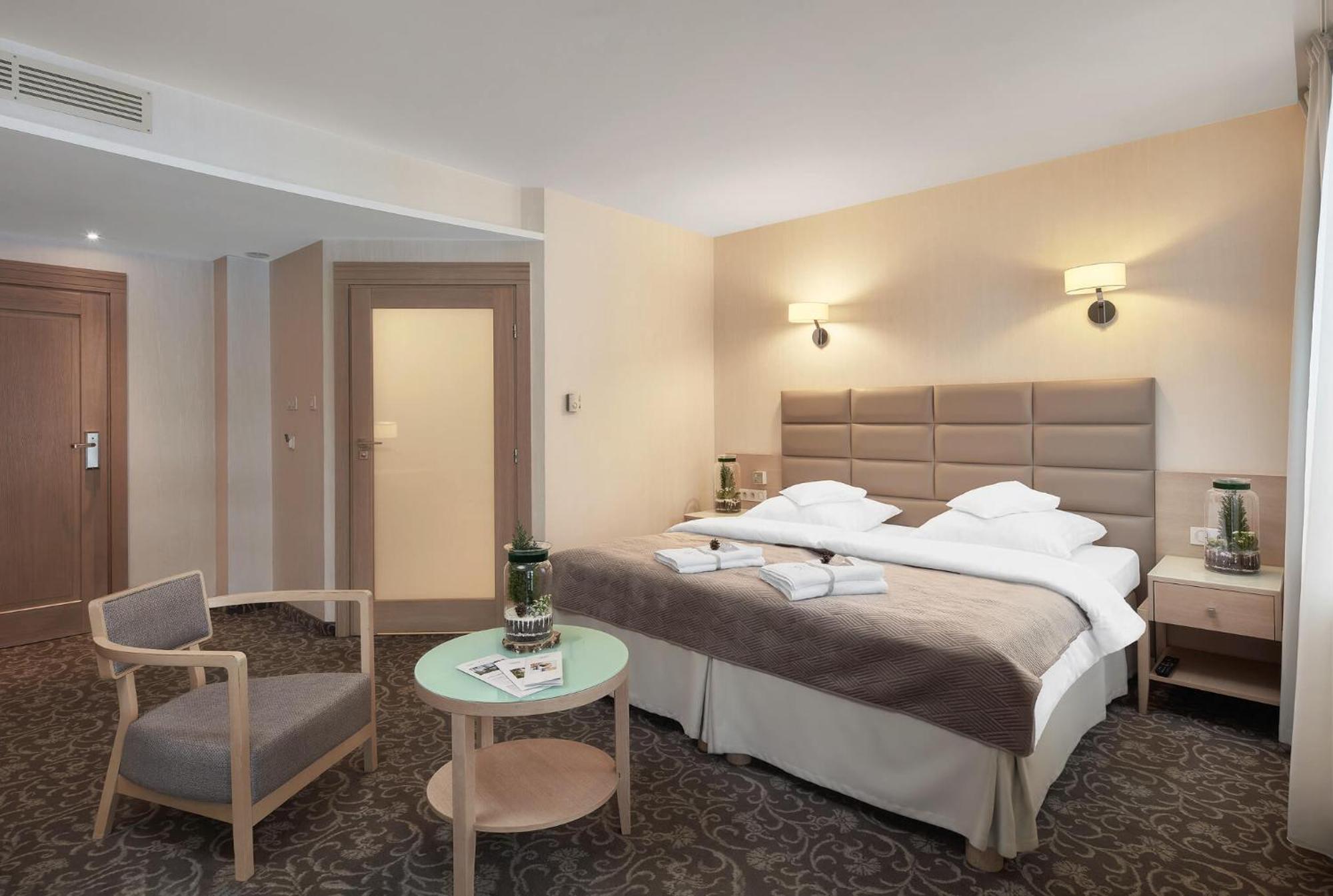 Columna Medica Hotel Lask Bagian luar foto