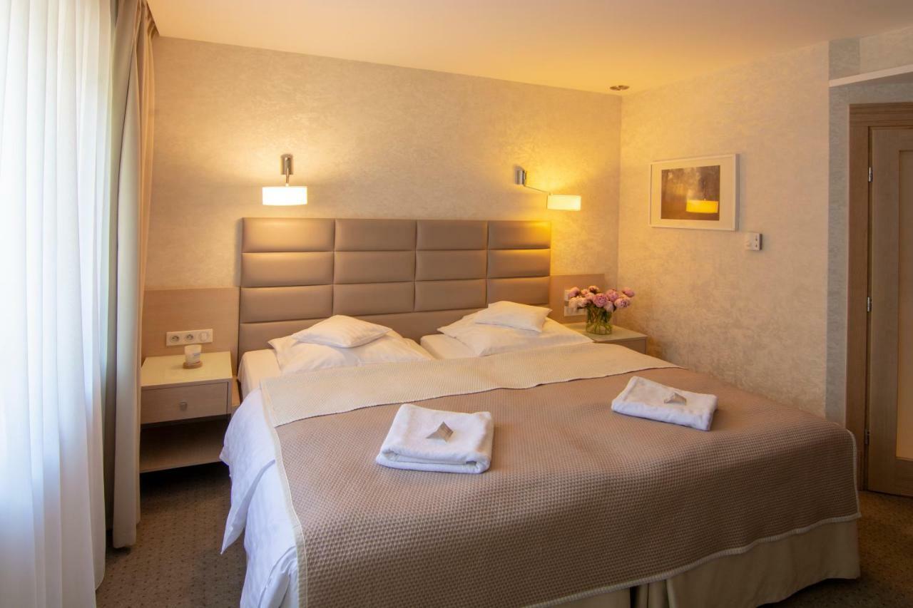 Columna Medica Hotel Lask Bagian luar foto