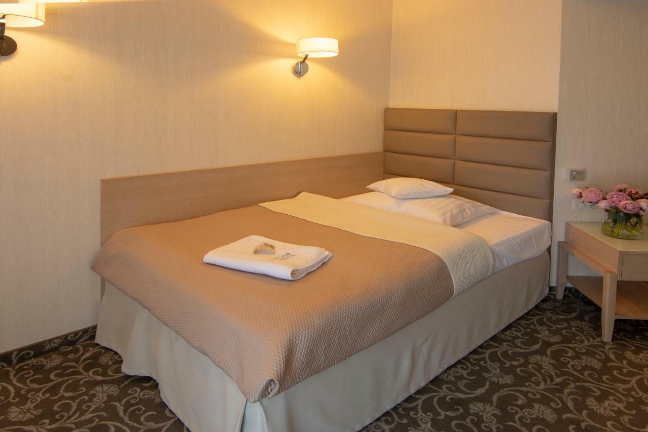 Columna Medica Hotel Lask Bagian luar foto